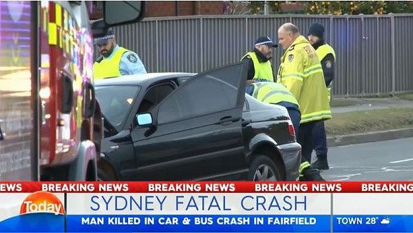 悉尼Fairfield今晨发生致命车祸！30岁男子驾车与公交相撞，当场惨死！事发路段禁行（组图） - 1