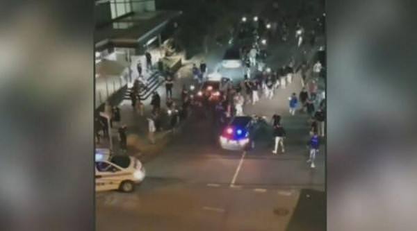 布里斯本发生大规模骚乱！300多人在街头互殴，警员介入后遇袭！数十人被逮捕（组图 / 视频） - 5