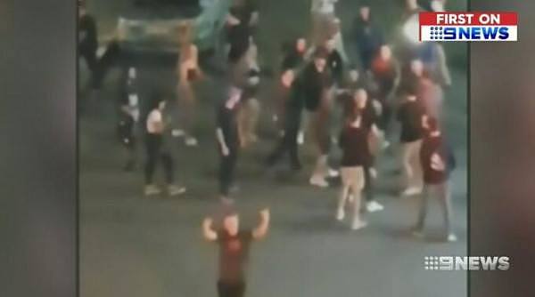 布里斯本发生大规模骚乱！300多人在街头互殴，警员介入后遇袭！数十人被逮捕（组图 / 视频） - 9