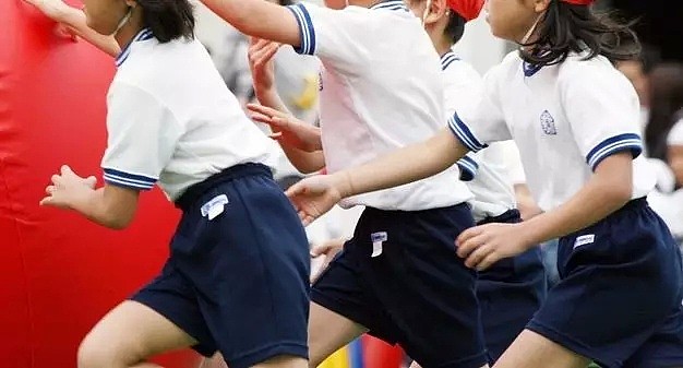 日本小学规定：女同学穿运动服时禁止戴bra，把家长们彻底惹怒了…（组图） - 4