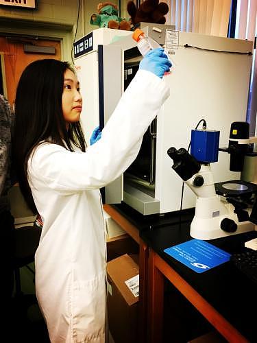 热爱科研的Katherine Dai，今秋将进入耶鲁大学。（美国《世界日报》）