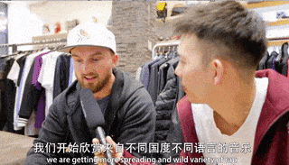 悉尼90后中国留学生创作“中国说唱”，惊艳路人！ 有人陶醉有人尬舞，还有白人美女惊呼：“我想学中文！”（视频/动图） - 13