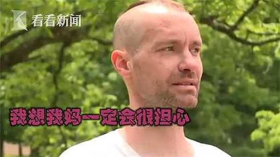 美国男子弑母弃尸家门前河道 还装无辜路人受访