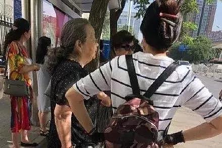 他们挤公交、为孩子学费发愁……却硬撑起了中国演员的脊梁