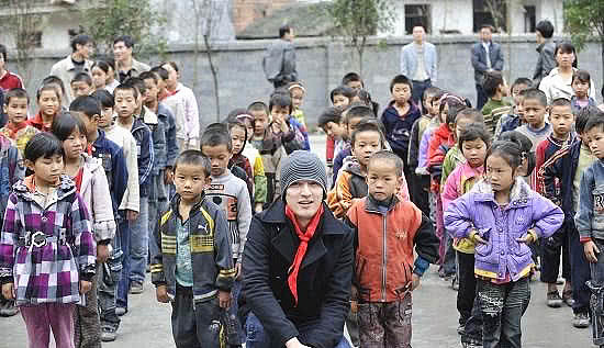 车祸中为救胡歌去世，胡歌浴火重生，用她名字捐建30所希望小学（组图） - 4