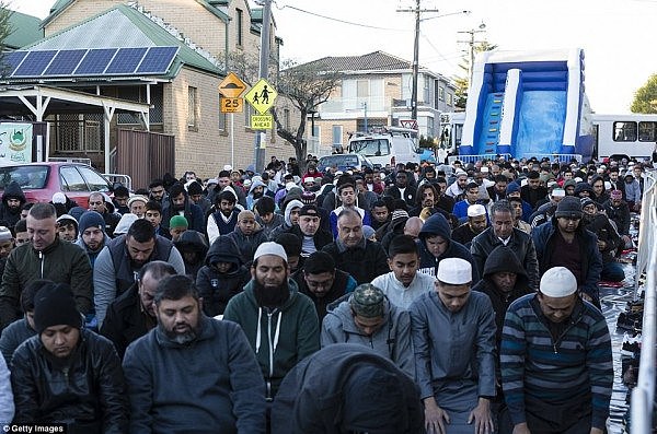 水泄不通！数千穆斯林挤上西悉尼街头，盛装祷告庆祝开斋节！（组图） - 3