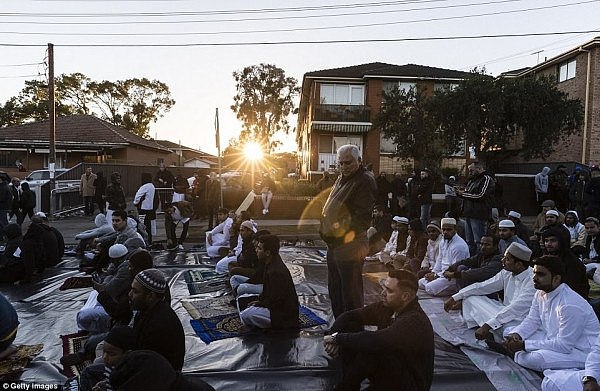 水泄不通！数千穆斯林挤上西悉尼街头，盛装祷告庆祝开斋节！（组图） - 5