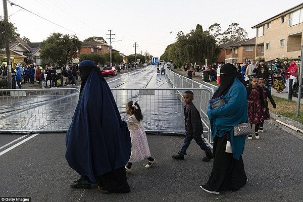 水泄不通！数千穆斯林挤上西悉尼街头，盛装祷告庆祝开斋节！（组图） - 2