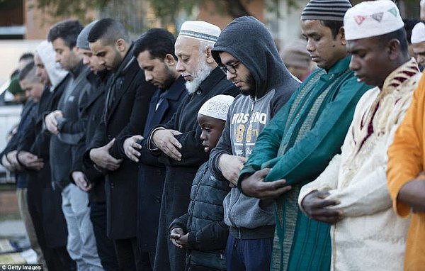 水泄不通！数千穆斯林挤上西悉尼街头，盛装祷告庆祝开斋节！（组图） - 7