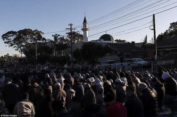 水泄不通！数千穆斯林挤上西悉尼街头，盛装祷告庆祝开斋节！（组图） - 6