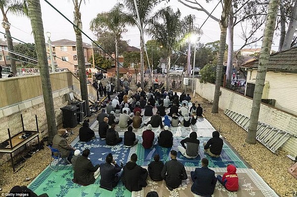 水泄不通！数千穆斯林挤上西悉尼街头，盛装祷告庆祝开斋节！（组图） - 8