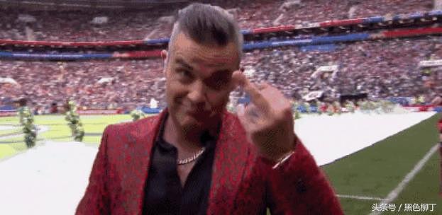 大新闻！英国著名歌手在世界杯开幕式竖中指，全世界球迷目睹