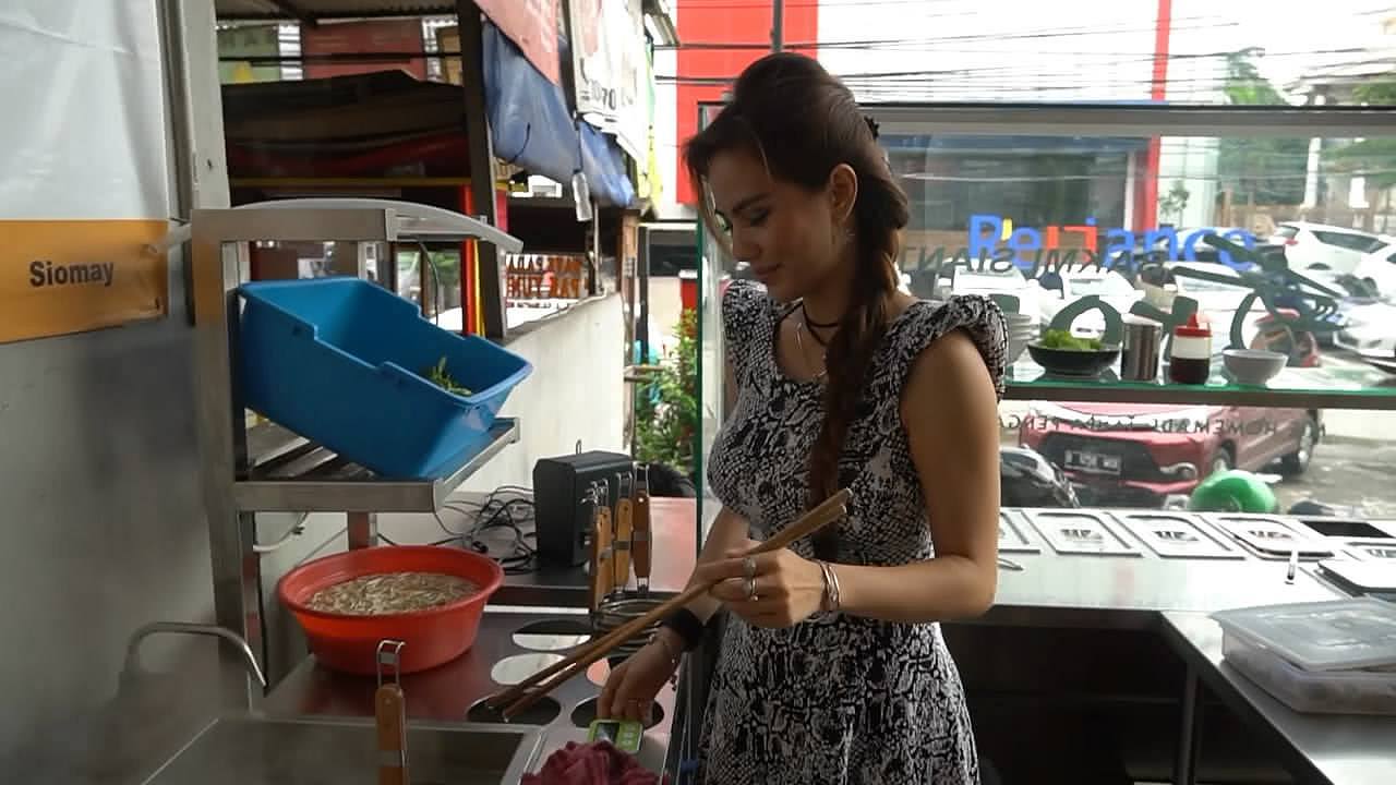 华裔美女街头卖面美背太性感，一夜爆红网友特意赶来店里打卡！（组图/视频） - 2