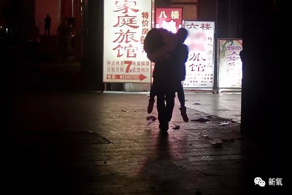 凌晨2点，每个夜店门口都有“捡尸人”，等着性侵18岁酒醉少女（组图） - 8