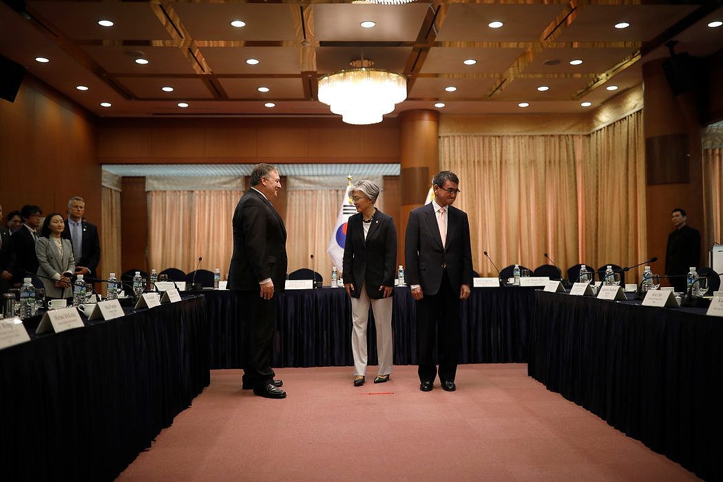 周二，韩国首尔，自左起：美国国务卿迈克·庞皮欧、韩国外交部长康京和、日本外务大臣河野太郎。庞皮欧试图缓解美国的盟友在美朝峰会后的疑虑。