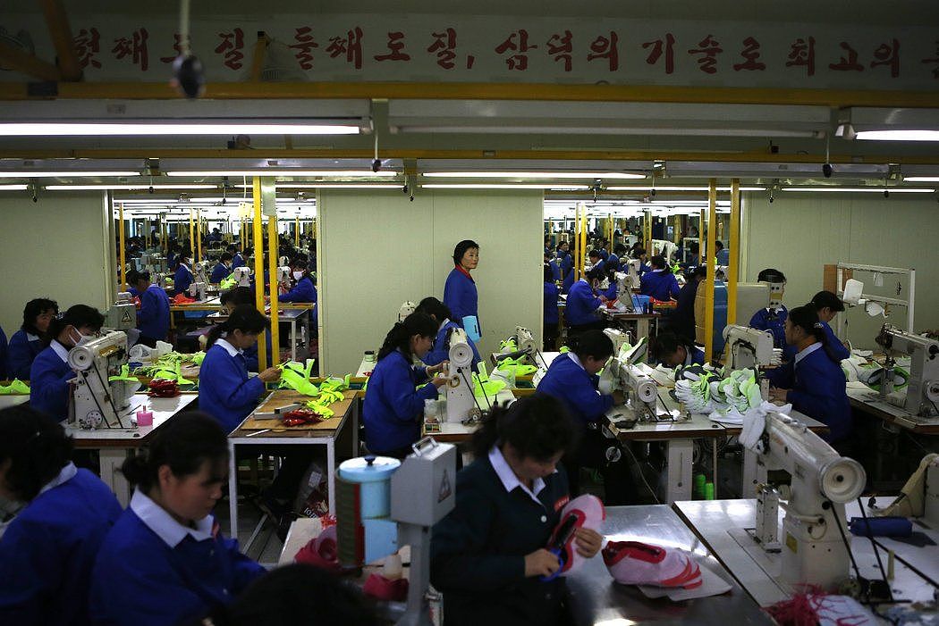 2013年，开城工业园，一间韩国拥有的工厂里的朝鲜员工。朝鲜在2016年停止了这个两国联合项目的运作。