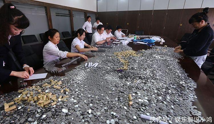 妇女带15万硬币去银行存，被告知少5元，一句话工作人员想打人 - 1