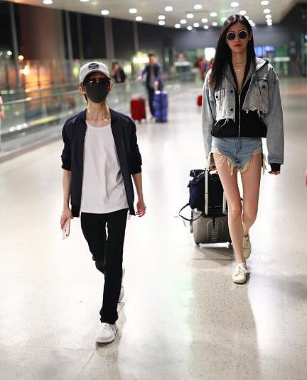 郭敬明机场偶遇178cm的奚梦瑶，这身高差，绝了！