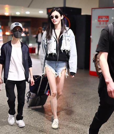 郭敬明机场偶遇178cm的奚梦瑶，这身高差，绝了！