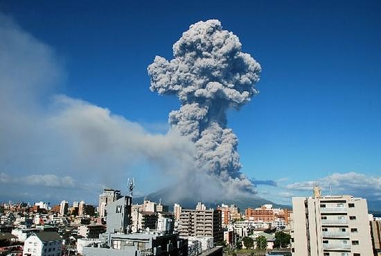 日本鹿儿岛县樱岛火山大规模喷发 烟尘高达4700米