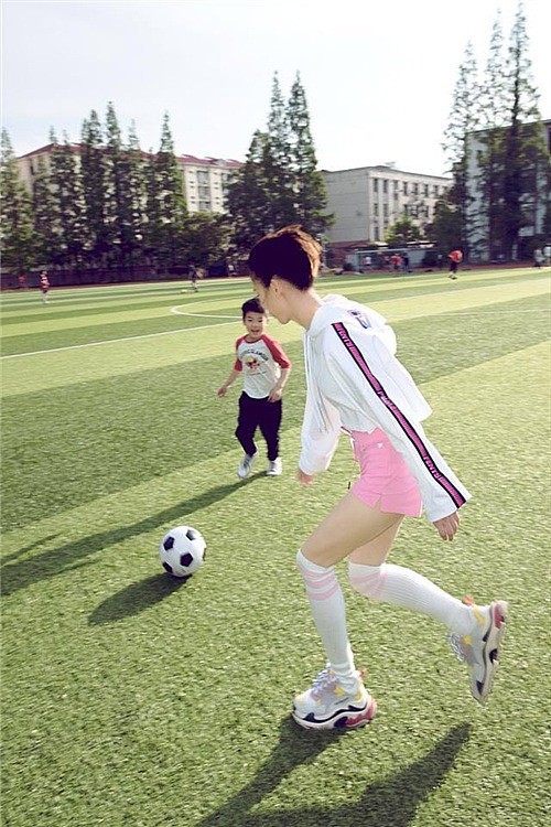 黄圣依带儿子踢足球，网友：全程盯着她的大长腿（组图） - 1