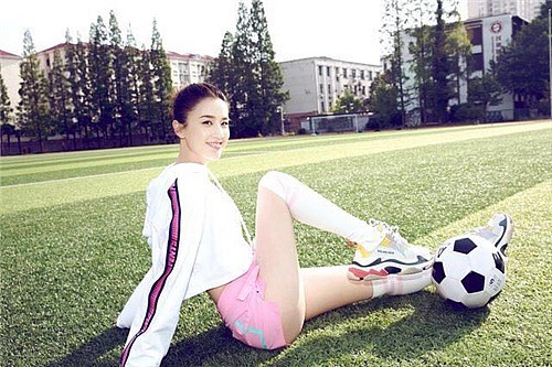 黄圣依带儿子踢足球，网友：全程盯着她的大长腿（组图） - 3