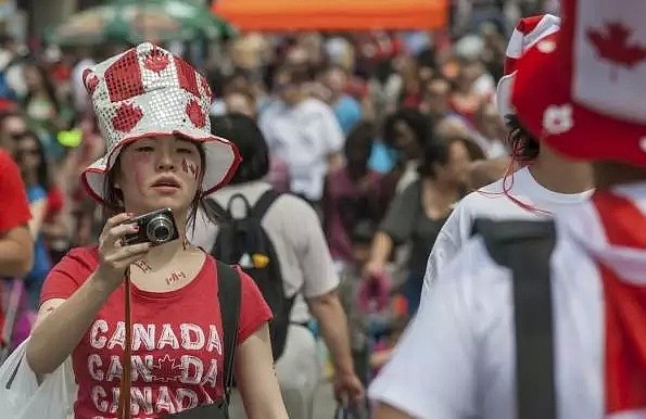 中国人投资移民来加拿大却在商场打扫卫生？有钱人真会玩...（组图） - 1