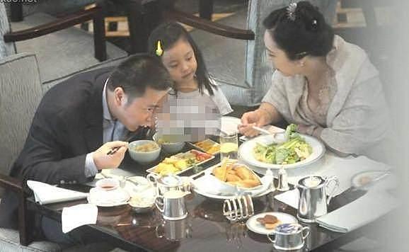 赵薇老公带着女儿和王思聪妈妈聚餐曝光，原来两家关系不简单！（组图） - 7