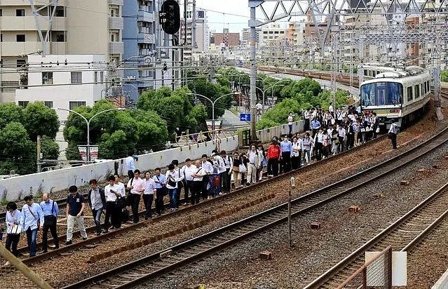 大阪6.1级地震！交通瘫痪17万户停电，现场一片狼藉，日本人却淡定的吓人（视频/组图） - 10