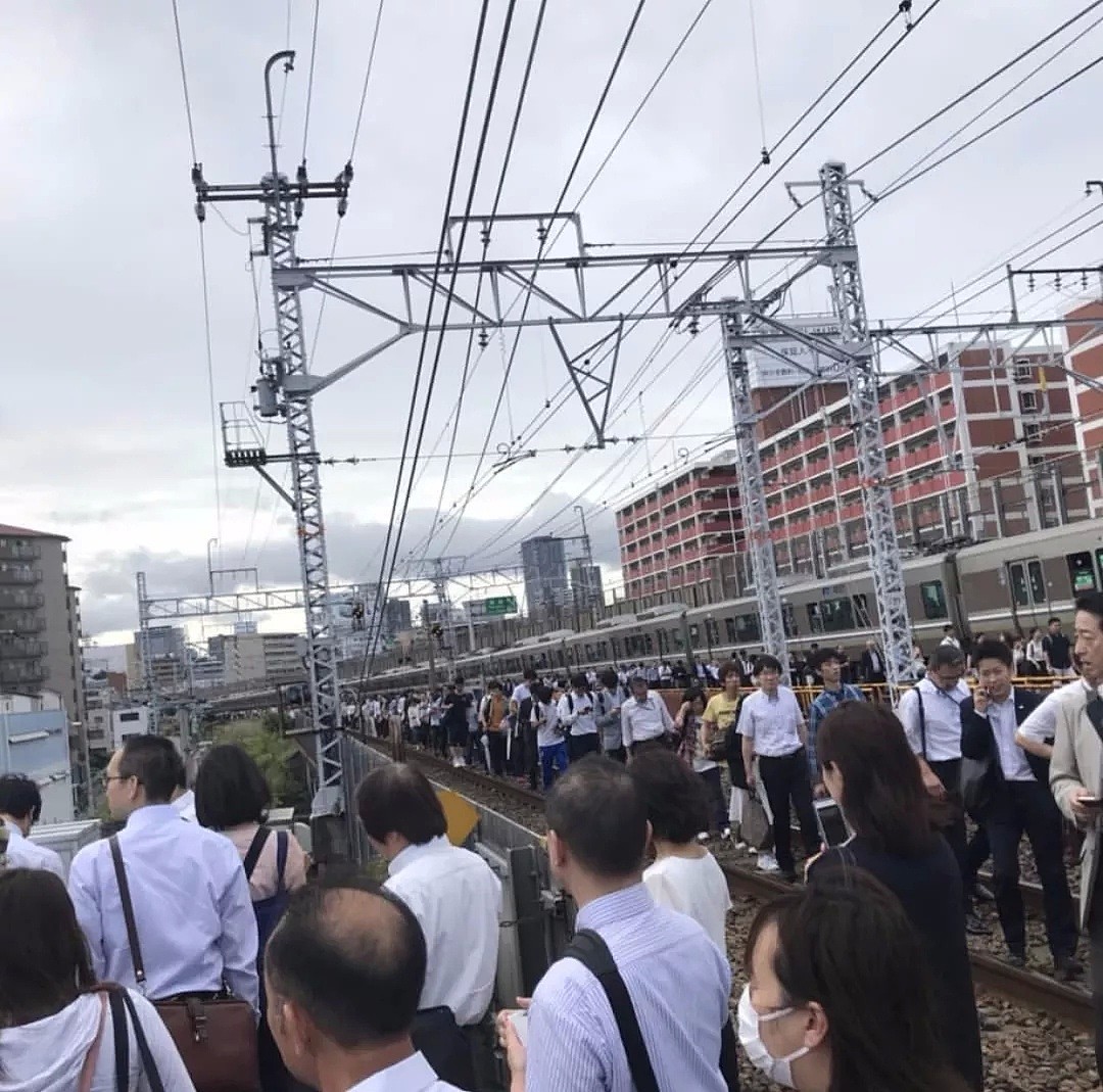 大阪6.1级地震！交通瘫痪17万户停电，现场一片狼藉，日本人却淡定的吓人（视频/组图） - 12
