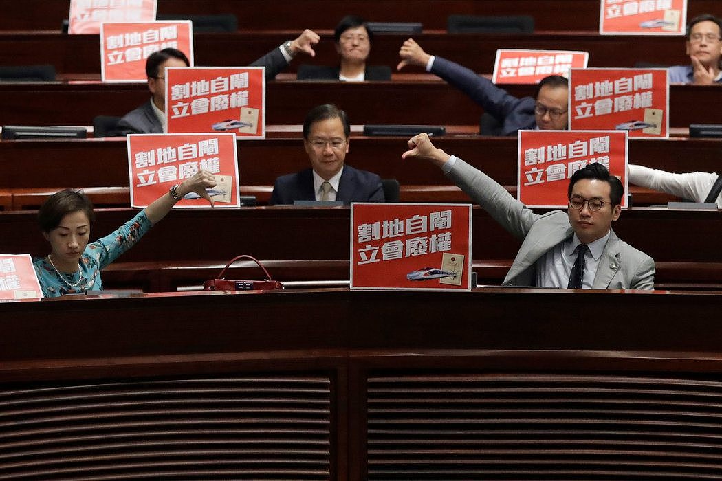 周四，民主派议员抗议香港立法会通过一项允许中国大陆警察在新车站执勤的措施。