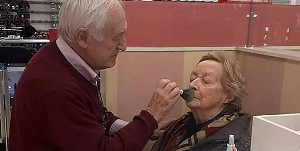澳洲商店出现了一位80岁老大爷，当他开始化妆，所有人都泪奔了... - 13