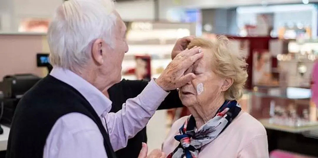 澳洲商店出现了一位80岁老大爷，当他开始化妆，所有人都泪奔了... - 14