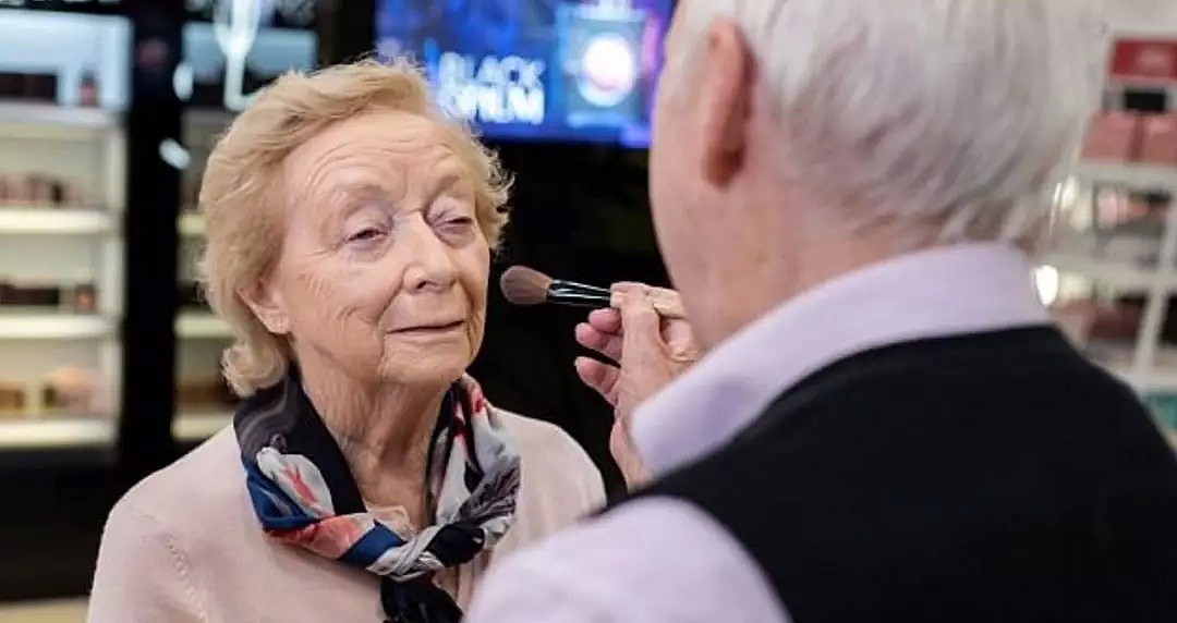 澳洲商店出现了一位80岁老大爷，当他开始化妆，所有人都泪奔了... - 15