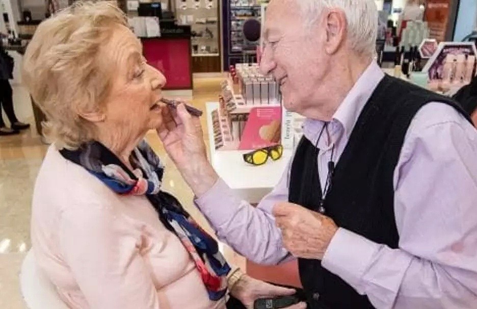 澳洲商店出现了一位80岁老大爷，当他开始化妆，所有人都泪奔了... - 23