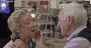 澳洲商店出现了一位80岁老大爷，当他开始化妆，所有人都泪奔了... - 27