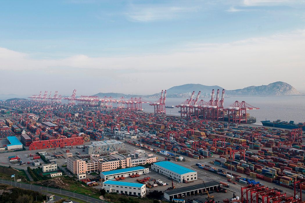 上海洋山港口。中国媒体对美国向中国商品征收价值500亿美元的关税的决定表示激烈抗议。