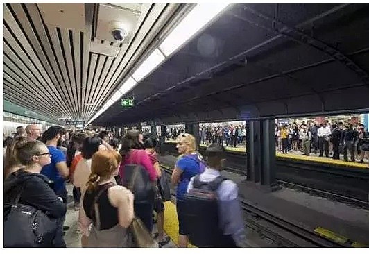 恐怖！多伦多男子在等地铁，被人一把推下铁轨瞬间碾压身亡（组图） - 12