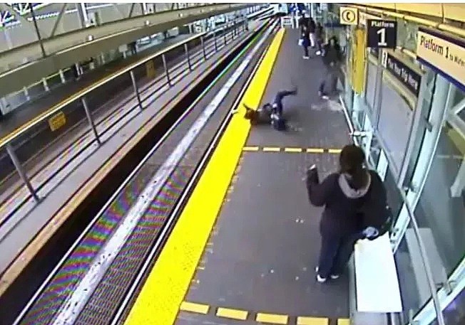 恐怖！多伦多男子在等地铁，被人一把推下铁轨瞬间碾压身亡（组图） - 16
