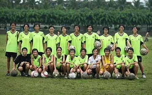 国足无缘世界杯，这群一边捡垃圾一边踢球的中国姑娘，却连续三年勇夺世界冠军（组图） - 7