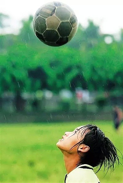 国足无缘世界杯，这群一边捡垃圾一边踢球的中国姑娘，却连续三年勇夺世界冠军（组图） - 8