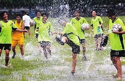 国足无缘世界杯，这群一边捡垃圾一边踢球的中国姑娘，却连续三年勇夺世界冠军（组图） - 10