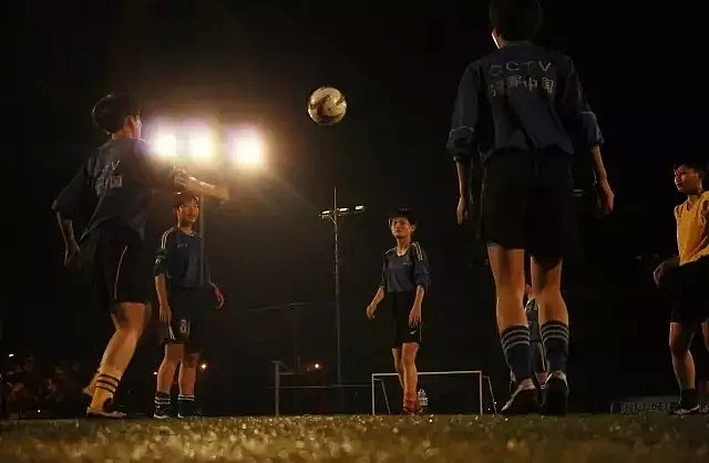 国足无缘世界杯，这群一边捡垃圾一边踢球的中国姑娘，却连续三年勇夺世界冠军（组图） - 12