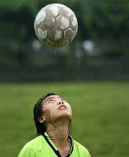 国足无缘世界杯，这群一边捡垃圾一边踢球的中国姑娘，却连续三年勇夺世界冠军（组图） - 14