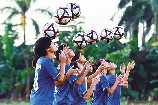 国足无缘世界杯，这群一边捡垃圾一边踢球的中国姑娘，却连续三年勇夺世界冠军（组图） - 15