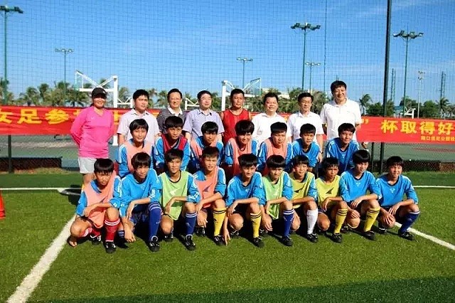 国足无缘世界杯，这群一边捡垃圾一边踢球的中国姑娘，却连续三年勇夺世界冠军（组图） - 19