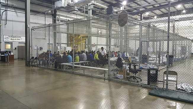 移民执法单位在德州McAllen市设立非法入境的偷渡客拘留中心。这些偷渡客都在等候移民局法律程序。(Getty Images)