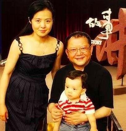 王刚与第三任小20岁妻子网恋相识，60岁生下的儿子与外孙女同岁