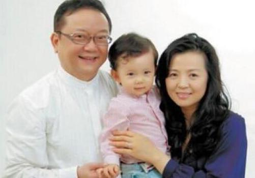 王刚与第三任小20岁妻子网恋相识，60岁生下的儿子与外孙女同岁