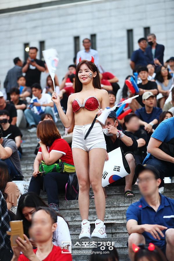 太豪放！韩国美女球迷当众脱衣露沟 抹胸+热裤活跃气氛（组图） - 3